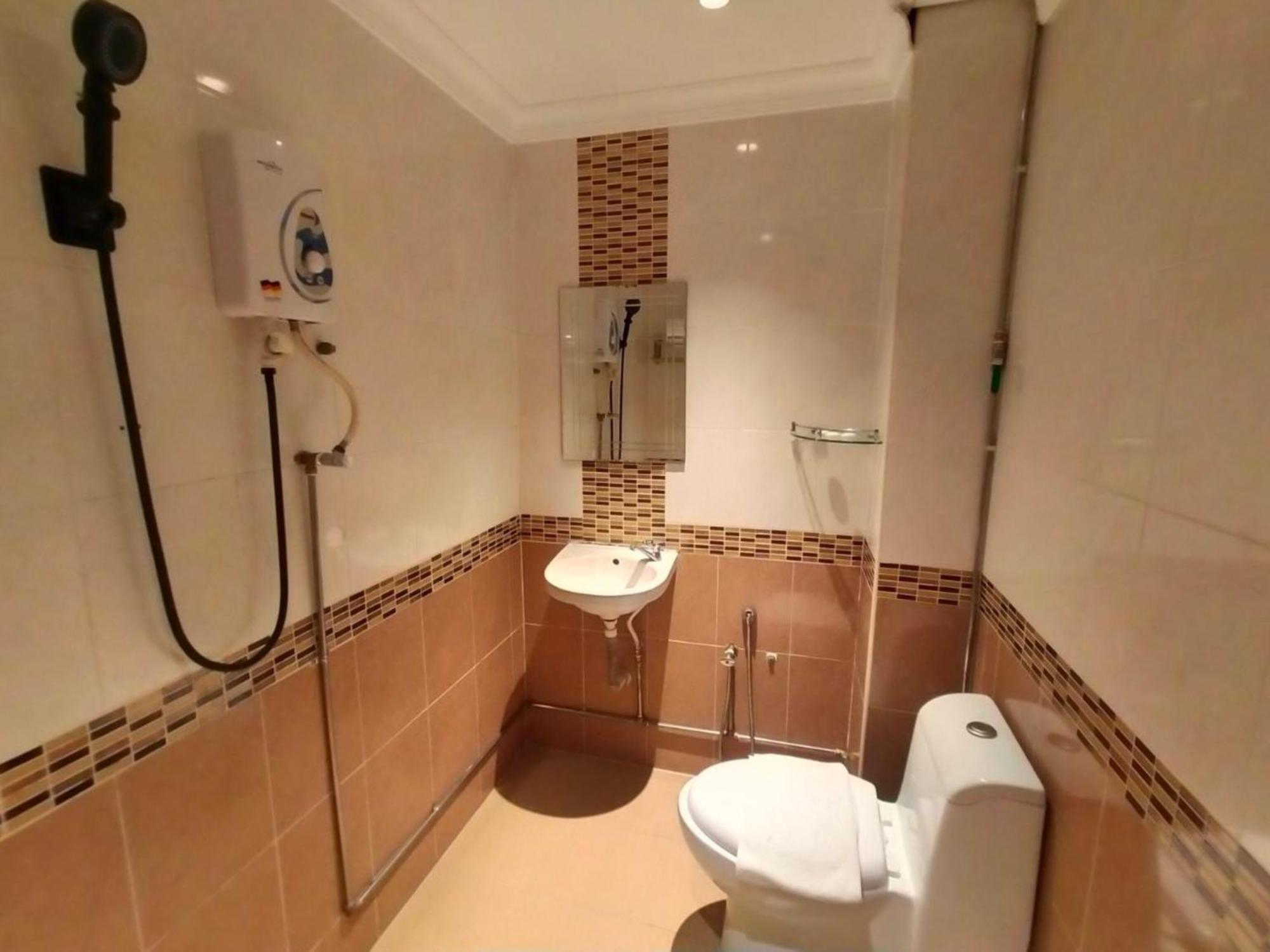 Super Oyo 998 Queen City Hotel Джорджтаун Экстерьер фото