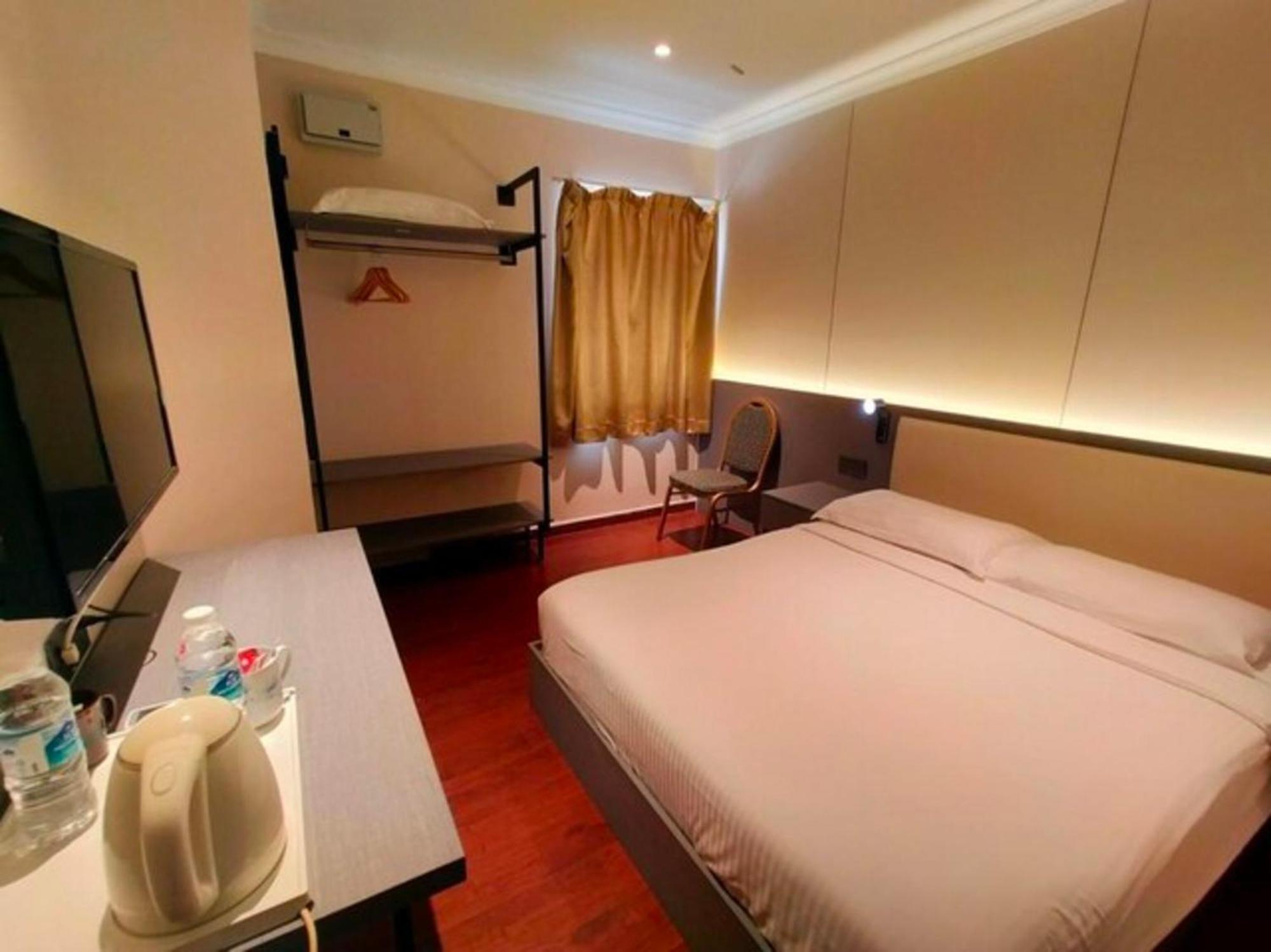 Super Oyo 998 Queen City Hotel Джорджтаун Экстерьер фото